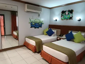 The Golden Pine Hotel - Chambre