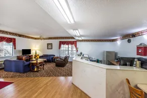 Econo Lodge Inn & Suites - Lobby