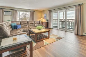 Downtown East Tawas Apt w/ Lake Huron Views - Innvendig