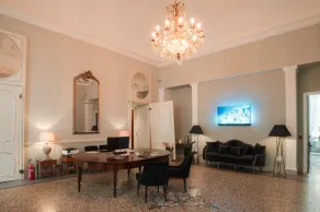 Royal Palace Hotel - Lobby sitting area