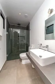 Private Roof w Plunge Pool, Brand New 2 Br Penthouse for 6 sleeps - Badrum