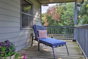 5 Mi to Downtown Morganton: Cabin on Horse Farm - Interior