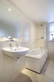 Macdonald New Blossoms Hotel, Chester - Baño
