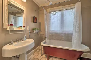 Cozy Conyers Cabin w/ Fireplace & Pool Table! - Interiör