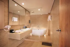 Harper Kuta Hotel by ASTON - Bathroom