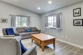 Charming Stayton Home w/ Deck + Smart TV! - Interiör
