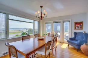 Stroll to the Beach or Enjoy a View of the Sunrise - Interiör