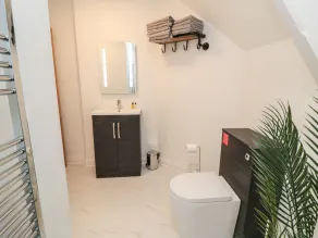 4 Maypole Green - Bathroom