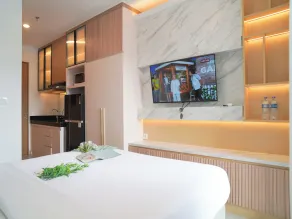 Comfort and Warm Studio at Ciputra World 2 Apartment By Travelio - Room