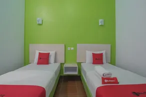 RedDoorz Plus near Alun Alun Kuningan - Værelse