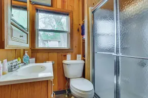 Cozy Wisconsin Cabin: Walk to Beach & Boat Ramp! - Badrum