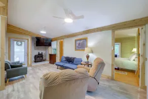 Community Perks! Mountain Home w/ Deck in Newland - Interiör