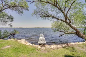 Lakeside Litchfield Home w/ Patio & Gas Grill! - Interiör