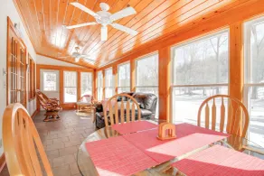 Swim, Ski & Sip: Lakefront Retreat in Plymouth - Intérieur