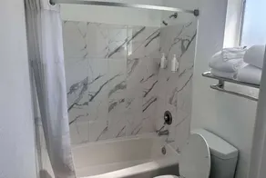 Days Inn by Wyndham Rocklin/Sacramento - Bathroom
