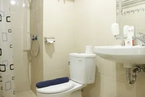 Direct Access to Pool 2BR Apartment at Parahyangan Residence By Travelio - Badeværelse