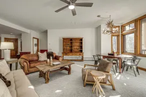 Ski-in/ski-out! Large Arrowhead Condo w/ Balcony - Interiør