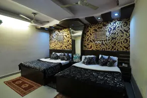 Hotel Roma Deluxe - 5 Mints walk From New Delhi Railways Station - Room