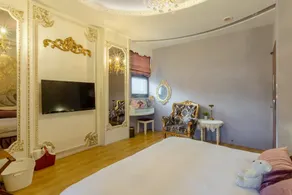Queen Love - Room