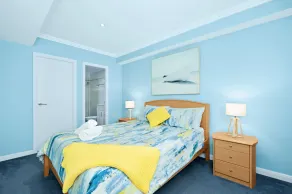 On the Beach Getaway - Beachfront 3 Bedroom Apartment - Habitación