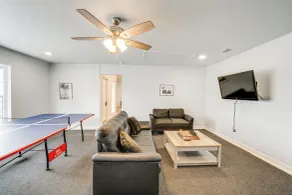 Game Room & Patio: Family Home in The Colony! - Interiør