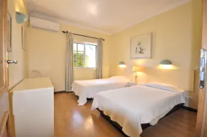 Elegante moradia, piscina privada, curta distância do centro, AC e Wifi gratuito - Quarto