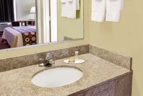 Super 8 by Wyndham Walterboro - Bathroom