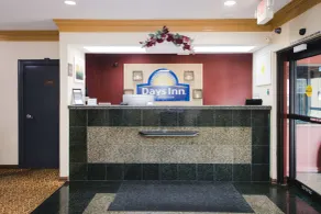 Days Inn by Wyndham Rosenberg - Lobby