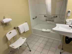 Days Inn by Wyndham Ocean Shores - Salle de bain