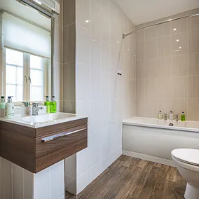 The Royal Oak Hotel, Welshpool - The Coaching Inn Group - Baño