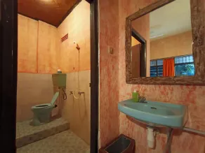 Lovina Central Hostel - Bathroom