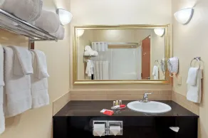 Ramada by Wyndham Lac La Biche - Bathroom