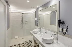 Sercotel Granada Suites - Badrum