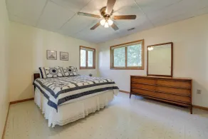 Lakeside Michigan Retreat w/ Boat Dock & Fireplace - Innenbereich