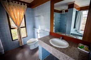 โรงแรมเขาใหญ่ฟ้าใส Khaoyai Fahsai Hotel - Bathroom