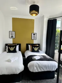 Large five bedroom home with parking, sleeps 11! - Værelse