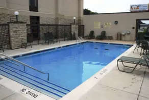 Spark by Hilton St. Louis Southwest - Piscine