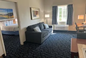 Days Inn & Suites by Wyndham Columbus NE - Rom