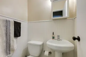 Well-equipped Dayton Home: 5 Mi to University! - Bathroom