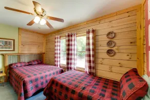 Bring a Pet! Mtn-View Bostic Retreat w/ Deck - Innvendig