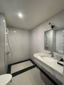 Lotus Hotel & Apartment - Bathroom
