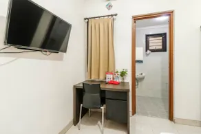 RedDoorz Plus near Trisakti University - Chambre