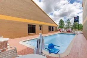 Howard Johnson by Wyndham Houston Hobby Airport - Piscine