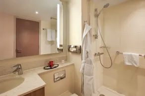Leonardo London Heathrow Airport - Baño