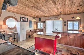 Serenity at Scenic Bay: Floating Cottage w/ Views! - Innvendig