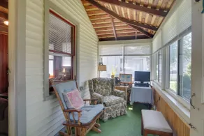 'Grandma's Cottage' w/ Sunroom: Walk to Beach - Intérieur