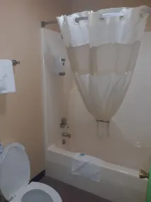 Angel Inn Near IMAX, a Travelodge by Wyndham - Salle de bain