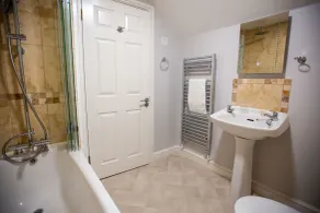 Woodfalls Inn - Bathroom