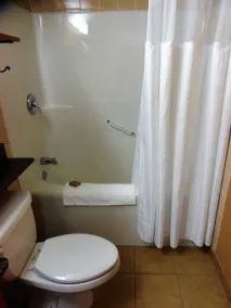 Rosslyn Inn & Suites - Bathroom