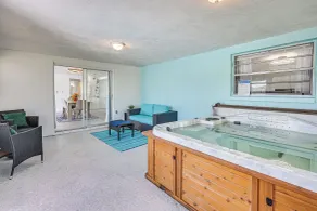 Sunset Views & Hot Tub: Lakefront Holiday Retreat! - Interiör
